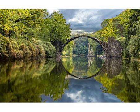 Samolepicí vliesová fototapeta Krajina s obloukovým mostem 375 x 250 cm