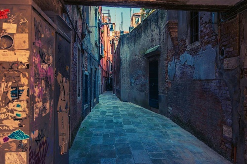 Vliesová fototapeta Úzká benátská ulice 375 x 250 cm