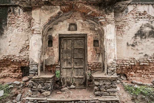 Vliesová fototapeta Ruina se starými dveřmi 375 x 250 cm