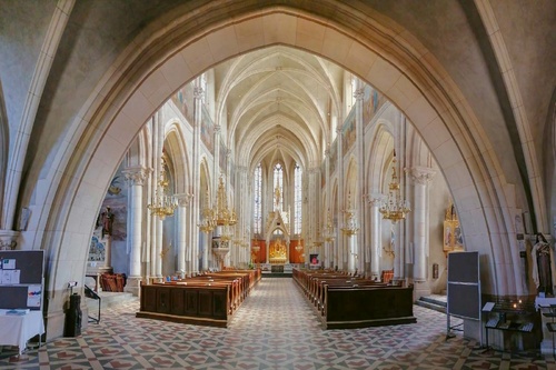 Vliesová fototapeta Interiér kostela 375 x 250 cm