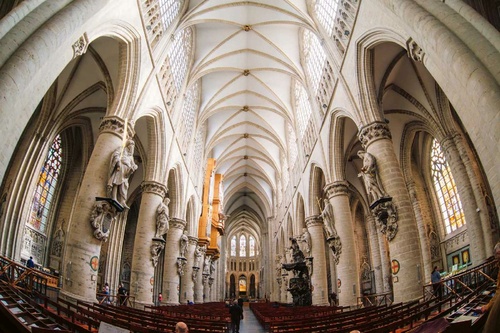 Vliesová fototapeta Interiér katedrály II. 375 x 250 cm