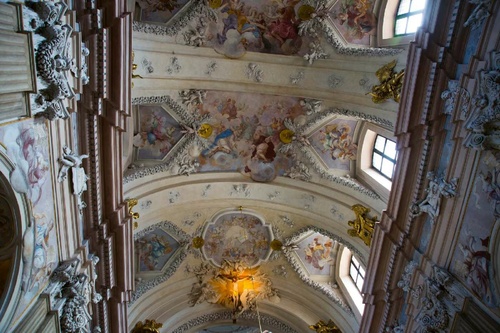 Vliesová fototapeta Interiér starého kostela 375 x 250 cm