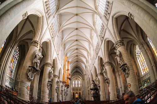 Vliesová fototapeta Interiér katedrály IV. 375 x 250 cm