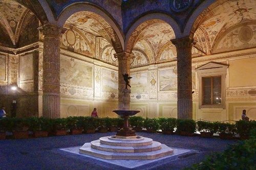 Vliesová fototapeta Medicejský palác, nádvoří 375 x 250 cm