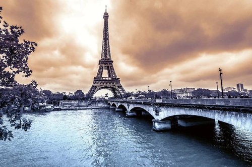Vliesová fototapeta Eiffelova věž v dešti 375 x 250 cm