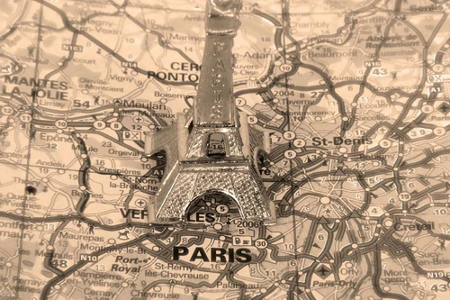 Vliesová fototapeta Eiffelova věž na mapě 375 x 250 cm