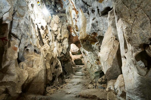 Vliesová fototapeta Tajemná jeskyně 375 x 250 cm