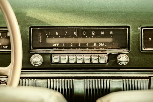 Vliesová fototapeta Rádio ve starém autě 375 x 250 cm