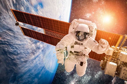 Vliesová fototapeta Astronaut nad Zemí 375 x 250 cm