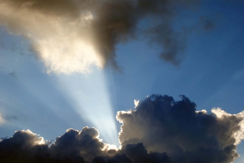 Vliesová fototapeta Paprsky mezi mraky 375 x 250 cm