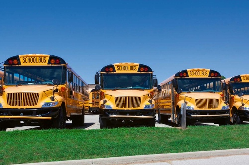 Vliesová fototapeta Řada školních autobusů 375 x 250 cm