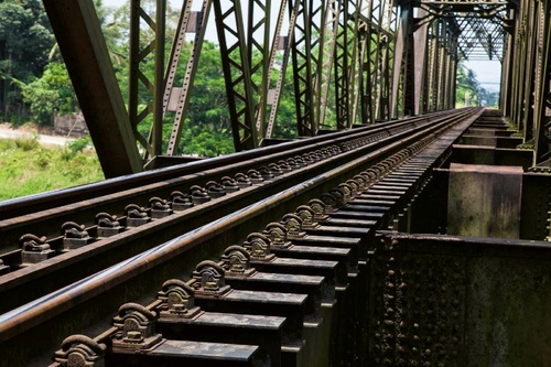 Vliesová fototapeta Kovový železniční most 375 x 250 cm