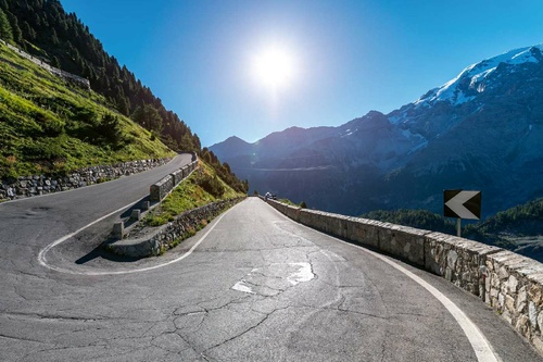 Vliesová fototapeta Silnice v Alpách 375 x 250 cm