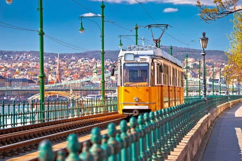 Vliesová fototapeta Historická žlutá tramvaj 375 x 250 cm