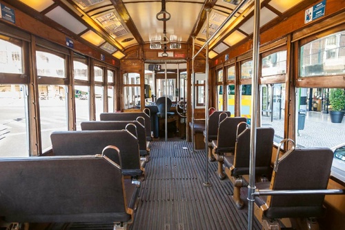 Vliesová fototapeta Interiér staré tramvaje 375 x 250 cm