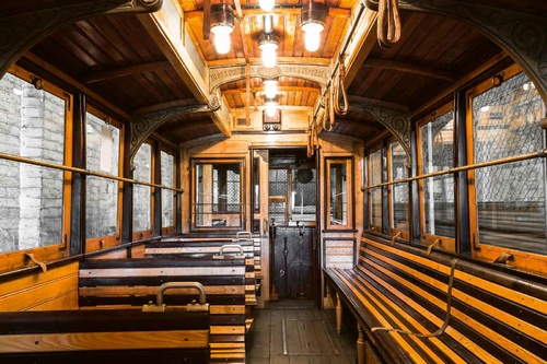 Vliesová fototapeta Starý tramvajový interiér 375 x 250 cm