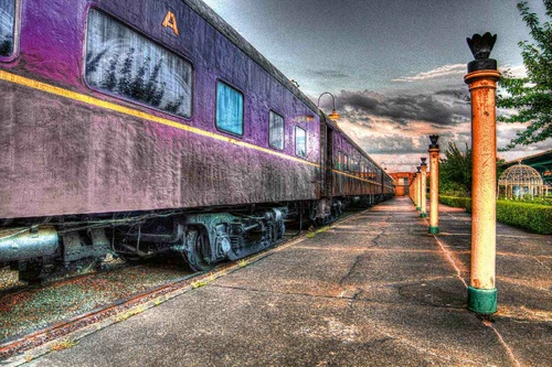 Vliesová fototapeta Fialový vlak ve stanici 375 x 250 cm