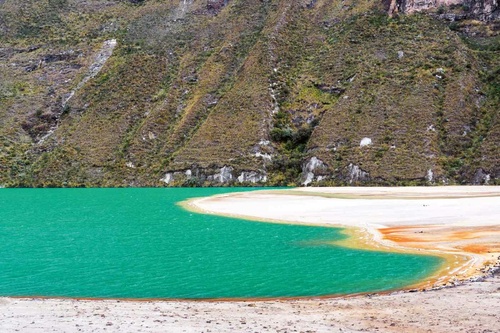 Vliesová fototapeta Jezero v Andách 375 x 250 cm