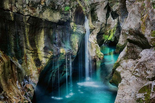 Vliesová fototapeta Vodopád ve Slovinsku 375 x 250 cm
