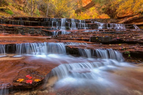 Vliesová fototapeta Vodopády na podzim 375 x 250 cm