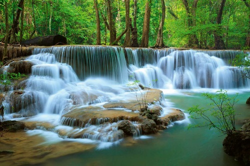 Vliesová fototapeta Mohutný vodopád v lese 375 x 250 cm