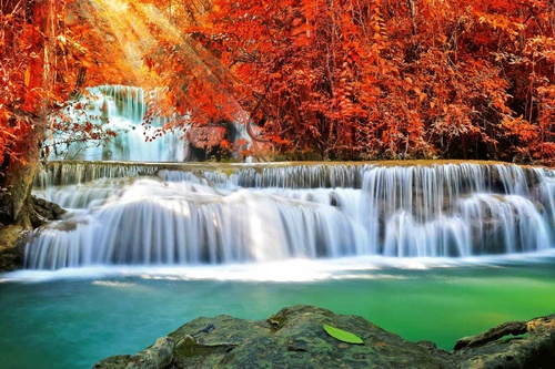 Vliesová fototapeta Vodopád v podzimním lese 375 x 250 cm
