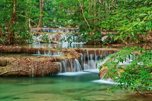 Vliesová fototapeta Vodopád v thajském lese 375 x 250 cm