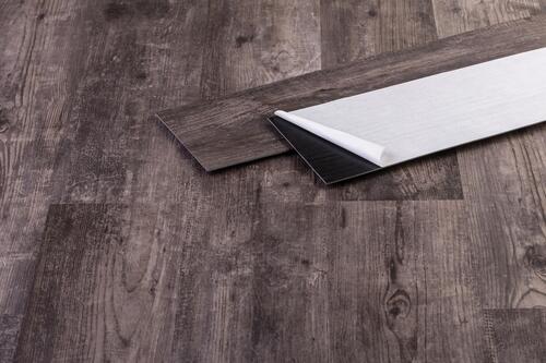 Samolepicí PVC Podlahová deska - WALNUT SEVILLA - 16 ks/bal. (cca. 2,23 m²)